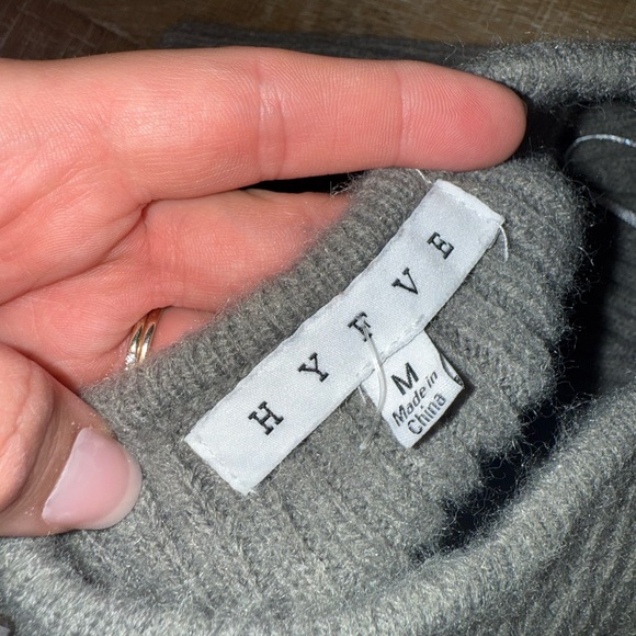 HYFVE (Medium) Light Green Ribbed Cropped Sleeveless Sweater - Picture 3 of 4